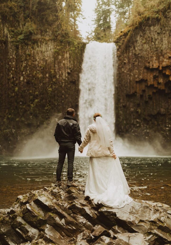 ali-rae-photography-pacific-northwest-waterfall-elopement